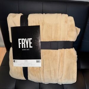 NWT Frye Silky Soft King Blanket Tan Sand - 108in x 90in